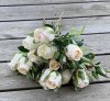 Vacker vit ros / buskros kvist med flera blommor och gröna blad. Lätt cream vit med två nyanser av vitt. Välarbetad vacker konst
