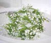 Lång girlang med brudslöja vita små blommor på grön kvist. Att dekorera, pynta och duka med . Vacker mitt på bordet, vid krönet