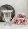Pokal / vas på fot i glas. Stilfullt och elegant dekorrad runt om i glaset. För blommor, växter eller vacker och praktisk förvar