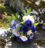 Vacker sommar fin bukett med blåa och vita blommor och gröna blad. Lika vacker i en vas som att ha liggandes som dekoration. Väl