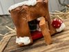 Stubb stuga / skogs stuga i jul skrud. Ett sött litet hus föreställande en stubbe. Med öppningsbar dörr så man kan titta in på j