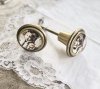 Vacker och annorlunda knopp med guld/mässing färgad metall stomme i gammeldags design. Dekorerad med rundad glas topp framtill m