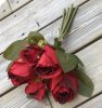 Vacker ros bukett med röda rosor och gröna blad. Mixad bukett om större och mindre rosor i samma bukett. Välarbetad och vacker k