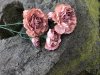 Vacker gammelrosa / puder rosa nejlika med lång stjälk och flera blommor. Verklighetstrogen välarbetad konstgjord blomma. Lika