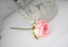 Rosa ros verklighetstrogen vacker konstblomma med skaft i knoppig modell . Att dekorera med ensam eller tillsammans med flera. S