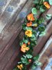 Vacker blomstergirlang/slinga med krasse. Färgstarka blommor i gult och orange samt frodiga täta gröna blad. Välarbetad och verk