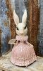 Söt och vacker vit kanin med rosa klänning. Detaljrik och välarbetad med söta och roliga egenheter runt om. Höjd: 21cm Bredd: