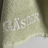 Grön GÄSTER handduk med broderad text