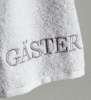 Vit GÄSTER handduk med broderad text