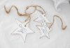 Vit GOD Jul stjärna på snöre med fabriksnötta kanter som ger det ett lantlig milt utseende. att hänga och dekorera med sätta på