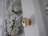 Vit porslins knopp med guld dekoration