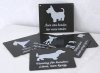 Svarta plåt skyltar med hundmotiv och tex sex olika modeller