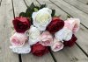 Vit ros med gröna blad och större blomma