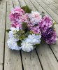 Vacker stor bukett med mixade blommor