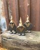Rolig och annorlunda tomte med guld färgad luva
