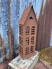 Högt stort hus / ljushus i rost 