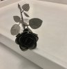 Zink ros snitt ros i järn och metall med lång stjälk många blad och detaljrik blomma. Handgjord svensktillverkad i levande mode
