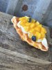 Bakverk / bakelse våffla med grädde och frukt