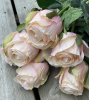 Vacker ros med gröna blad i en mjuk nyans av rosa aprikos. Välarbetad vacker konstgjord ros med hög verklighets trogen känsla. L