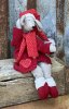 Jul mus Mårten med prickig luva och halsduk i vitt och rött, röd rock med knappar. Musse kan sitta på en kant han och har stål