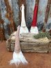 Hängande tomte i filt med hög luva 