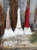 Hängande tomte i filt med hög luva 