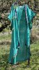 Vacker indisk kimono i turkosa nyanser. Tillverkad i vackert återvunnet tyg från Indiska kvinnors sarier säljes i förmån att stä