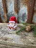Mindre söt tomte med stickade kläder