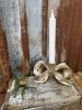Större stående rosett ljusstake i guld nyans 