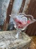 Vacker skål på fot i glas med mönster och vågad kant