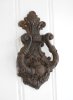 Vackert dekorerad gammeldags dörrklapp / handtag i järn. Tyngre modell med ledad klapp. Går i en brun svart nyans. Lika stilful