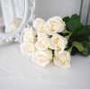 Vacker vit verklighetstrogen konstblomma ros i outslagen knoppig modell med skaft och blad. Att dekorera med ensam eller tillsa