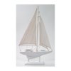 Vacker vit segelbåt i trä med tyg segel. Att dekorera med. Vacker modell med fabriks slitna inslag i den målade ytan. Ger en mil