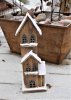 Vacker jul kyrka/hus natur med belysning. Tillverkad i trä med fina detaljer runt om och dekorerad med puder snö. Med en batte