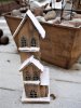 Vacker jul kyrka/hus natur med belysning. Tillverkad i trä med fina detaljer runt om och dekorerad med puder snö. Med en batte