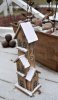 Vacker jul kyrka/hus natur med belysning. Tillverkad i trä med fina detaljer runt om och dekorerad med puder snö. Med en batte
