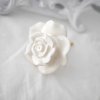 Vacker Cream vit porslins knopp formad som en utslagen ros. Detaljfullt utformad och otroligt välarbetad. Med guld färgad stomme