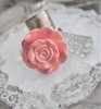 Rosa ros knopp i porslin med silver färgad metall stomme. I lantlig stil större detaljfullt arbetad ros med lätta nyans skillnad