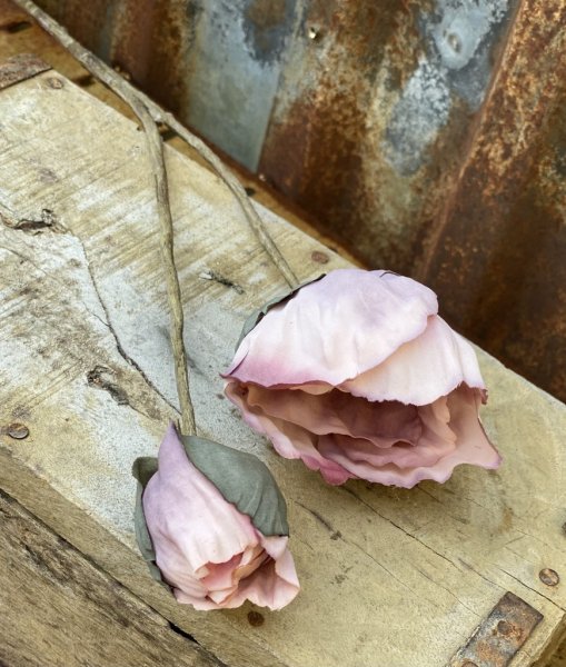 Vallmo i vacker konstgjord modell. I två olika mjuka nyanser. -Grön -Lila/rosa I modell med lång stjälk och två blommor en utsla