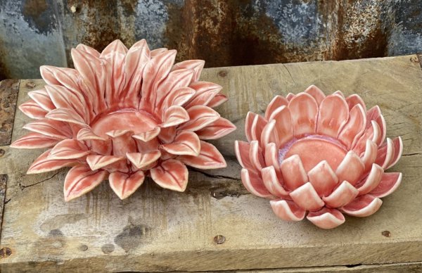 Vacker ljuslykta formad som en blomma. Går i en mjuk rosa nyans och finns i två modeller -Utslagen -Knoppig Tillverkad i keramik