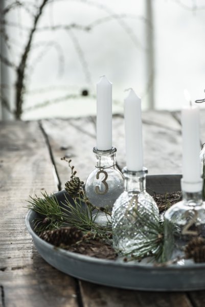 Vacker glasflaska med mönster. Till blommor eller ljus. Dekorera och gör en adventsljusstake eller ha den enbart som den är. Mä