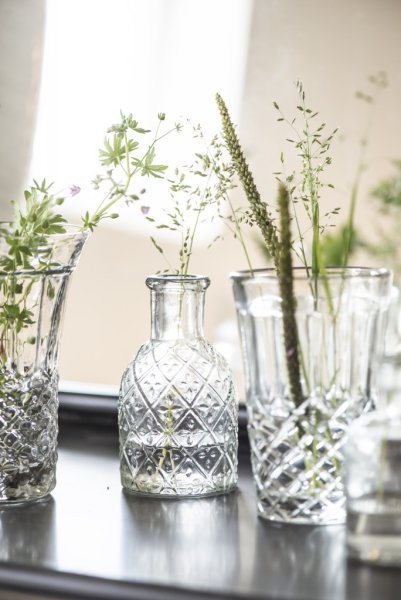Vacker glasflaska med mönster. Till blommor eller ljus. Dekorera och gör en adventsljusstake eller ha den enbart som den är. Mä