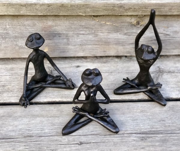 Yoga groda i järn. En rolig och söt dekoration med fina välarbetade detaljer. Finns i två modeller -Sittande med armarna ner -Si