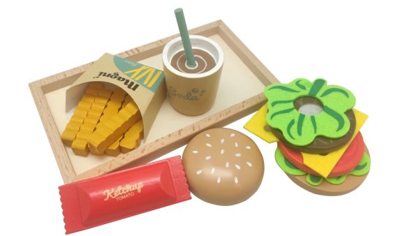 Hamburgare bricka med hamburgare, strips, ketchup och milkshake. Lekfullt pedagogiskt och lärande leksak i trä. Hamburgaren har