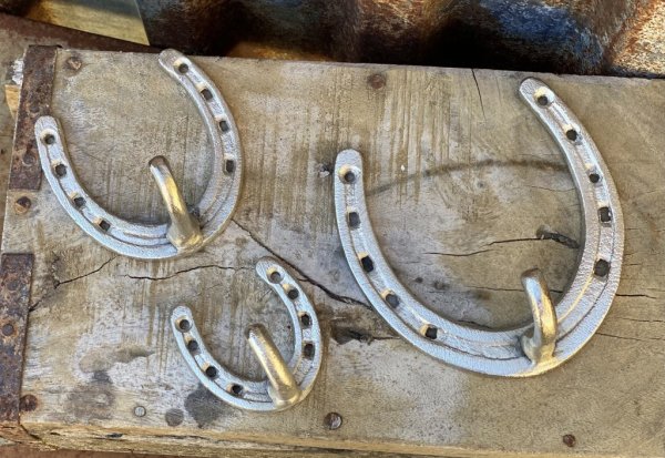 Vacker och elegant krok formad som en hästsko. Går i en silver färgad ruffig nyans och finns i tre storlekar. -Större -Mellan -M