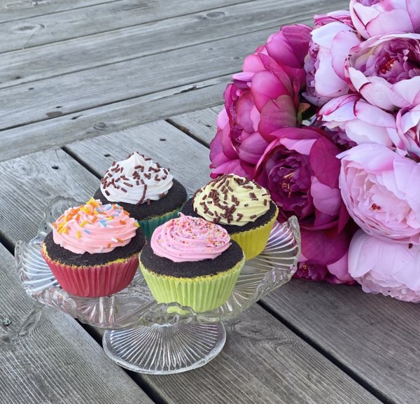 Färgglad konstgjord choklad cupcakes med strössel. Finns i fyra olika modeller av strössel och färg på cupcakes formen -Rosa for