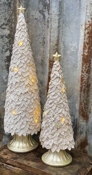 Vacker gran / julgran med belysning. Går i mjuka nyanser av vitt, rosa och guld. Pudrad med lätt glitter. Finns i två storlekar.