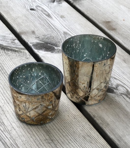 Ljuslykta ljusglas i antik fattigmanssilver med mönster. Fin rund modell i glas. Finns i två olika storlekar -Högre -Lägre. F