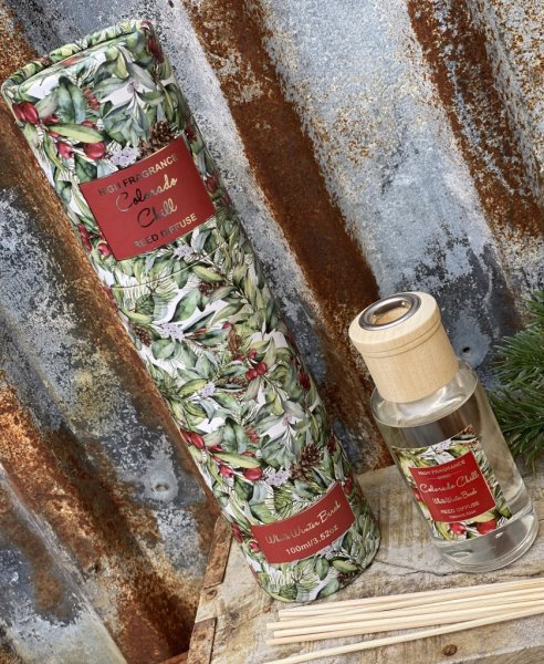 Doftpinnar Colorado Chill i vacker presentförpackning. Med åtta pinnar och glasflaska med doftolja. Kryddig doft av juldofter bl