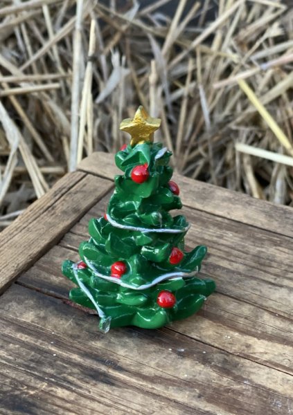 Grön julgran i mindre modell. Att dekorera med i små vinterlandskap eller jul byar tex. Passande till våra små tomte och nisse f